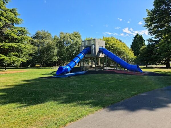 公園の真ん中にある青い滑り台