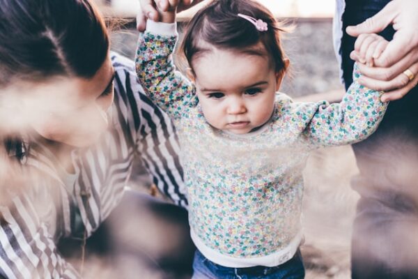 昼間に撮影された歩行を学んでいる間、女の子を抱く女性