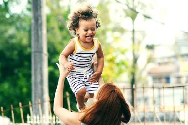 子供をたかいたかいしている女性